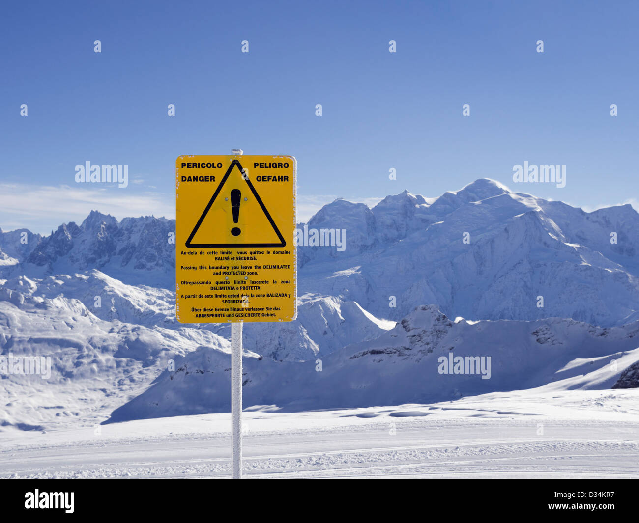 Abseits der Piste Warnzeichen und Blick vom Les Grandes Platieres im Skigebiet Grand Massif, Mont Blanc und die Berge in den französischen Alpen. Stockfoto