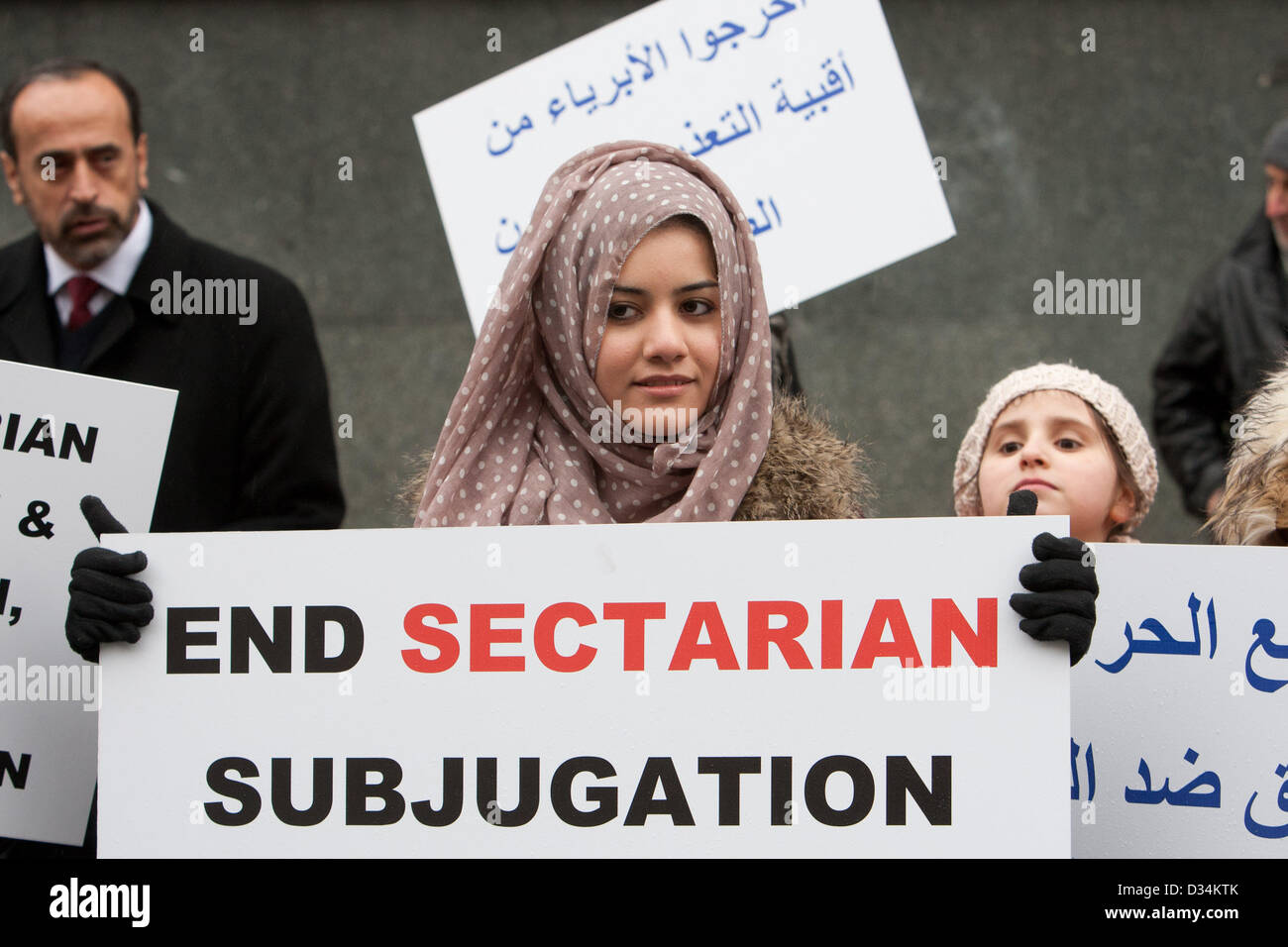 London, UK. 9. Februar 2013. Irakische Frau hält Plakat lesen "Ende sektiererischen Unterwerfung" als Iraker Protest in Solidarität mit ihren Landsmännern im Irak, die sie wahrnehmen, um Ungerechtigkeiten des aktuellen irakischen Regimes ausgesetzt. Irakische Botschaft, London, UK, 9. Februar 2013. Bildnachweis: Martyn Wheatley / Alamy Live News Stockfoto