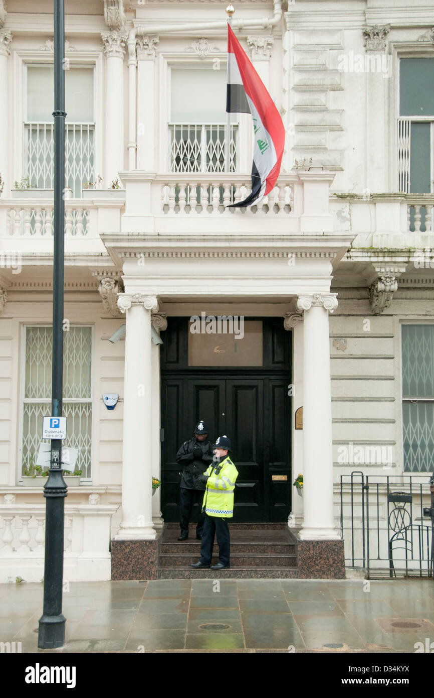 London, UK. 9. Februar 2013.  Demonstranten versammeln sich gegenüber der irakischen Botschaft, sich gegen einen Angriff auf Camp Liberty, einem ehemaligen US-Militärstützpunkt im Irak, die iranischen Exilanten im Gegensatz zu der derzeitigen Regelung in ihrem Land beherbergt. Fünf Menschen wurden getötet und 42 verletzt durch Katjuscha-Raketen. Bisher hat niemand die Verantwortung für den Angriff behauptet. Bildnachweis: Pete Maclaine / Alamy Live News Stockfoto