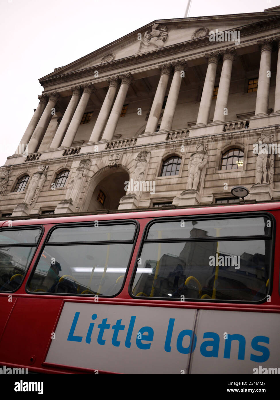 kleine Kredite auf Bus außerhalb der Bank of England, Regierung Kreditvergabe Kreditaufnahme Thema Stockfoto