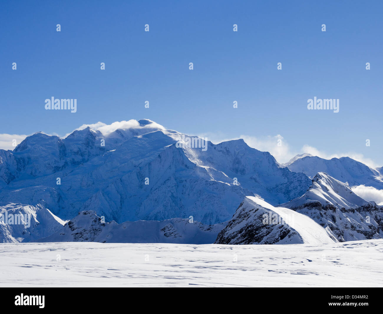 Blick vom Les Grandes Platieres in Le Grand Massif auf schneebedeckten Mont Blanc und Berge in den französischen Alpen. Rhone-Alpes, Frankreich Stockfoto