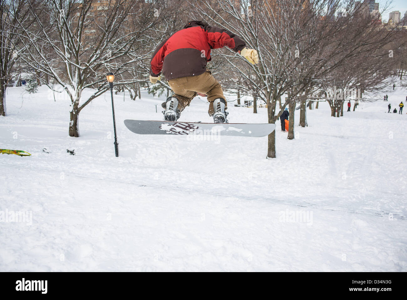 New York, USA. 9. Februar 2013. Mann snowboards im Erdgeschoss von der Anhöhe Teil des Fort Greene Park in Brooklyn am Tag nach der Blizzard namens "Nemo" geschlagen. New York City, NY, USA. 9. Februar 2013. Bildnachweis: Eric Brown / Alamy Live News Stockfoto