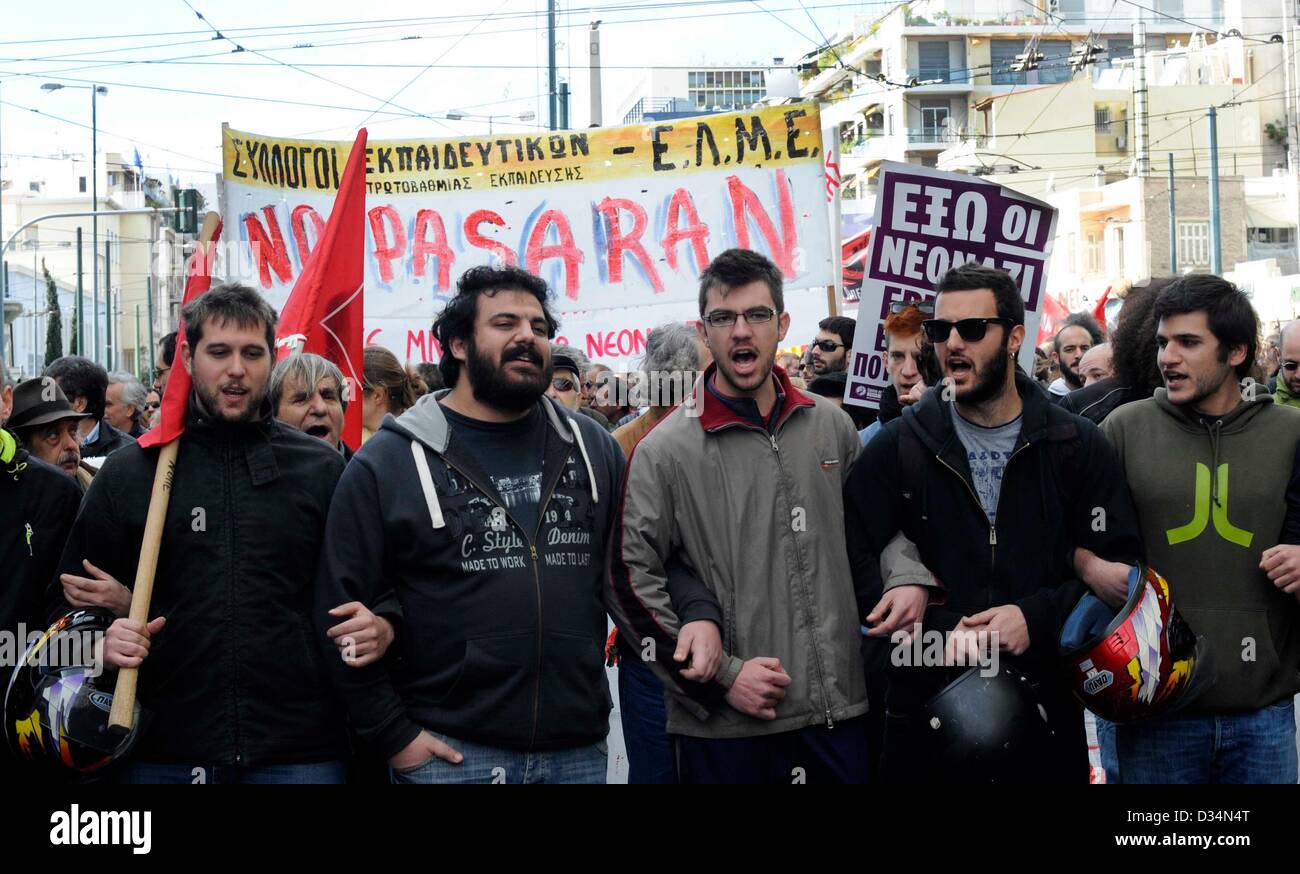 Athen, Griechenland. 9. Februar 2013. Demonstranten rufen Parolen während einer antifaschistischen Protest im Stadtteil Ambelokipi, Athen, Griechenland am 09.02.2013. Demonstranten protestieren gegen die Eröffnung eines neuen Büros der rechtsextremen Partei "Golden Dawn" ist auf der Mesogion Avenue im Stadtteil Ambelokipi, Athen, Griechenland. Foto: Giorgos Nikolaidis / Alamy Live News Stockfoto