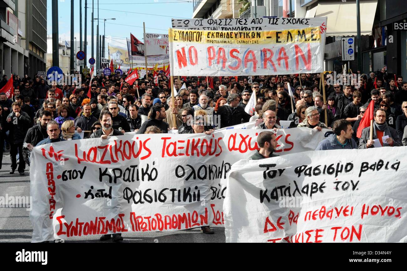 Athen, Griechenland. 9. Februar 2013. Mehrere hundert Menschen, die Teilnahme an einer antifaschistischen Protest im Stadtteil Ambelokipi, Athen, Griechenland am 09.02.2013. Sie demonstrieren gegen die Eröffnung eines neuen Büros der rechtsextremen Partei "Golden Dawn" ist auf der Mesogion Avenue im Stadtteil Ambelokipi, Athen, Griechenland. Foto: Giorgos Nikolaidis / Alamy Live News Stockfoto