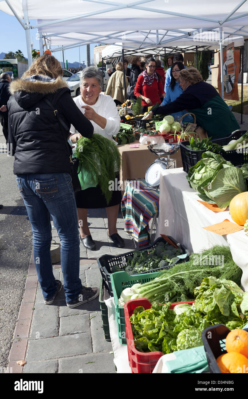 Kunden mit Standbesitzer neben frischem Obst und Gemüse Marktstand Münze Andalusien Spanien Stockfoto