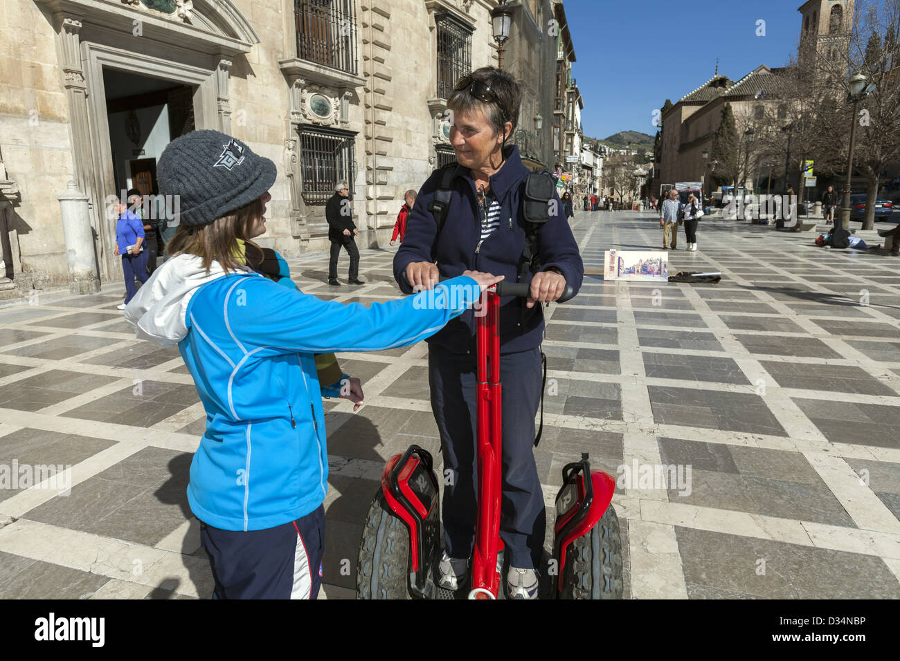 Applying Frau auf eine Sagway werden Anweisungen gegeben, durch junge Reiseleiter in Plaza Nueva Granada Spanien Stockfoto