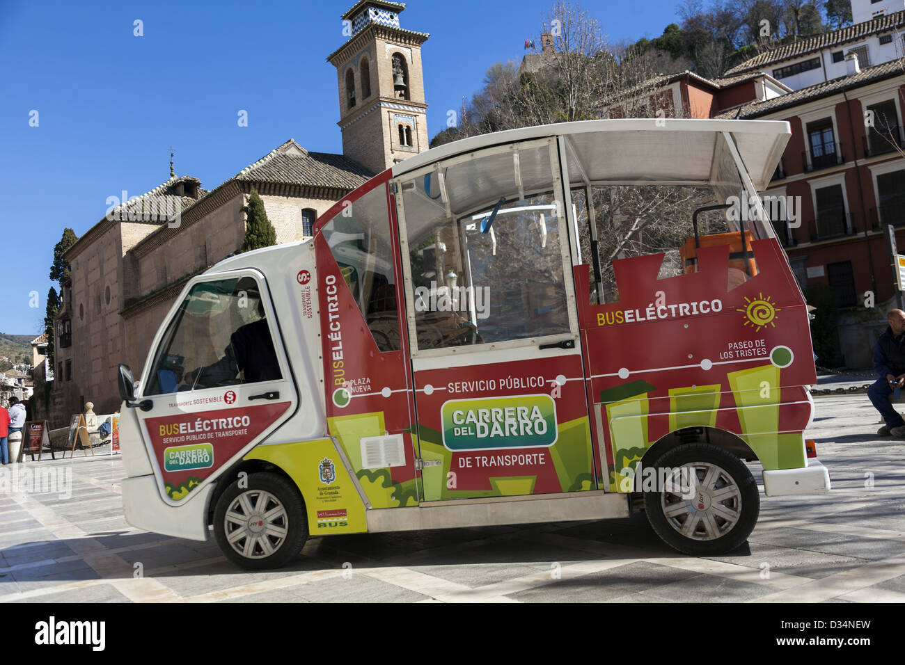 Elektrobus führt entlang Carrera del Darro vom Plaza Nueva Granada Spanien Stockfoto