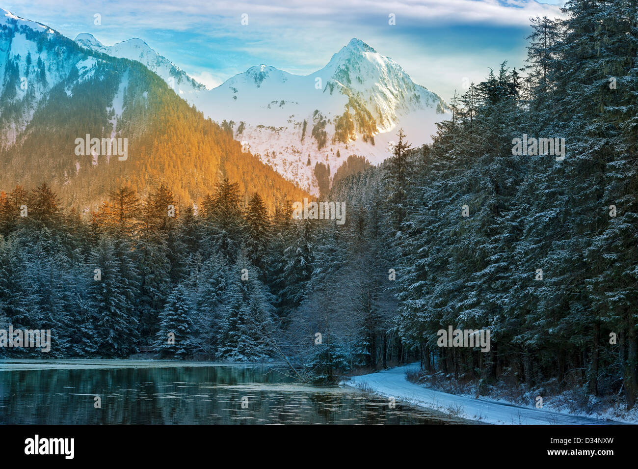 Schneebedeckte Berge von Starrigavan Creek-Mündung Gebiet gesehen. Fotografie von Stockfoto