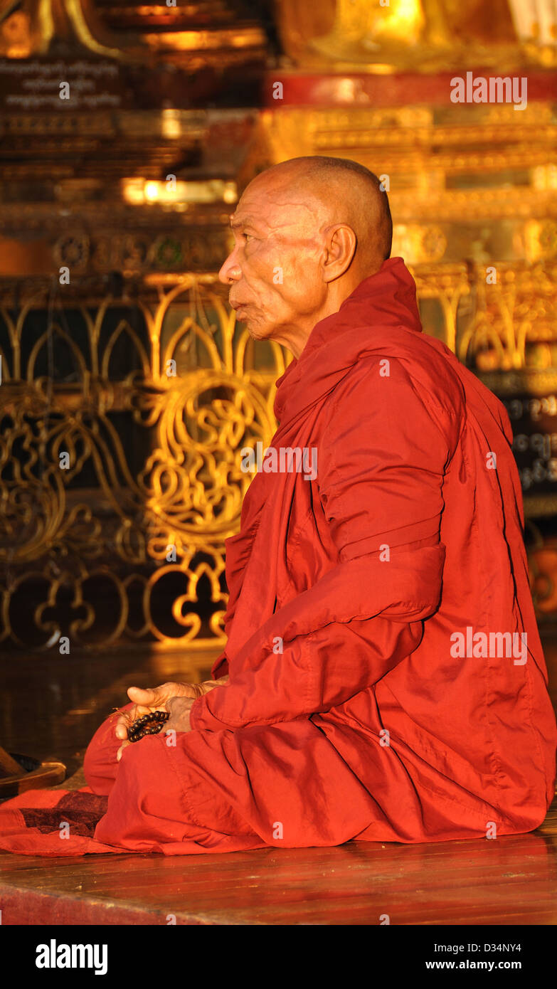 Buddhistischer Mönch, im Morgengrauen, beten in der Shwedagon-Pagode Stockfoto