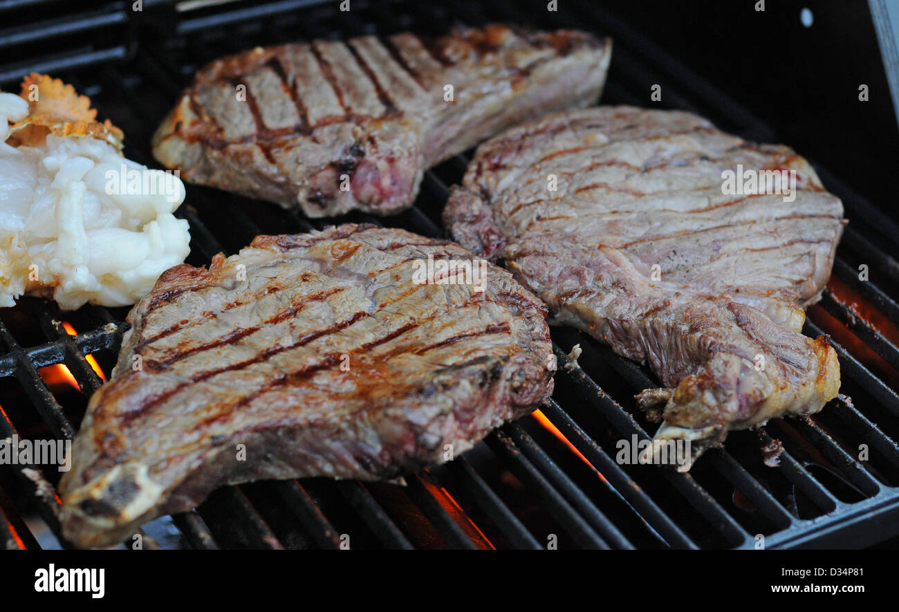 leckere Steaks und Hummer auf Grill zum Abendessen Stockfoto