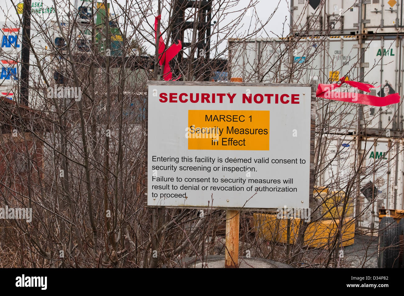 Sicherheit-Warnschild in der Nähe von Alaska Marine Line Spedition in Sitka, Alaska, USA Stockfoto