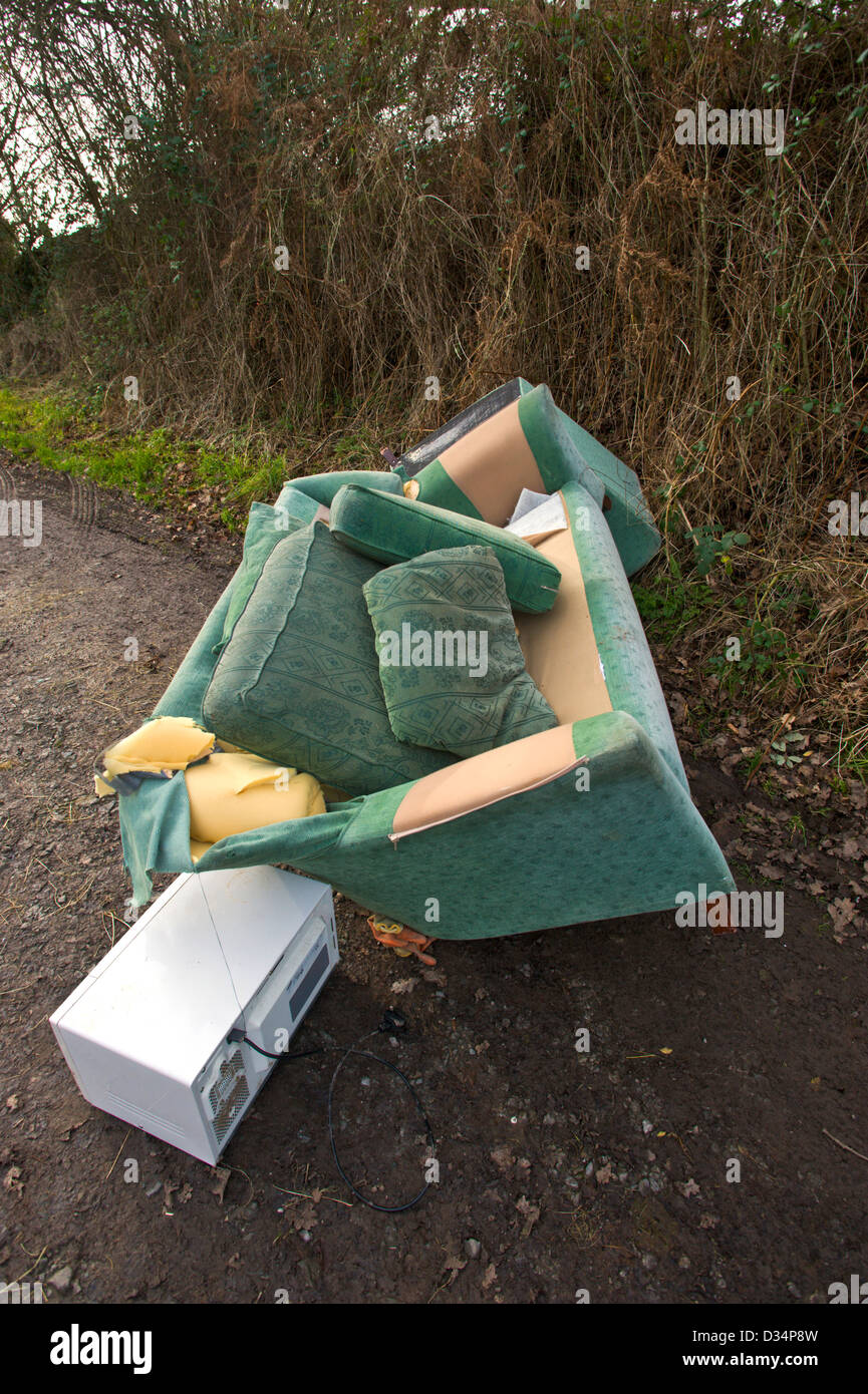 Mikrowelle, Sofa und Sessel, gedumpten Möbel Fly Kippen auf einen Feldweg in The Warren, Hay on Wye, Powys, Wales, UK Stockfoto