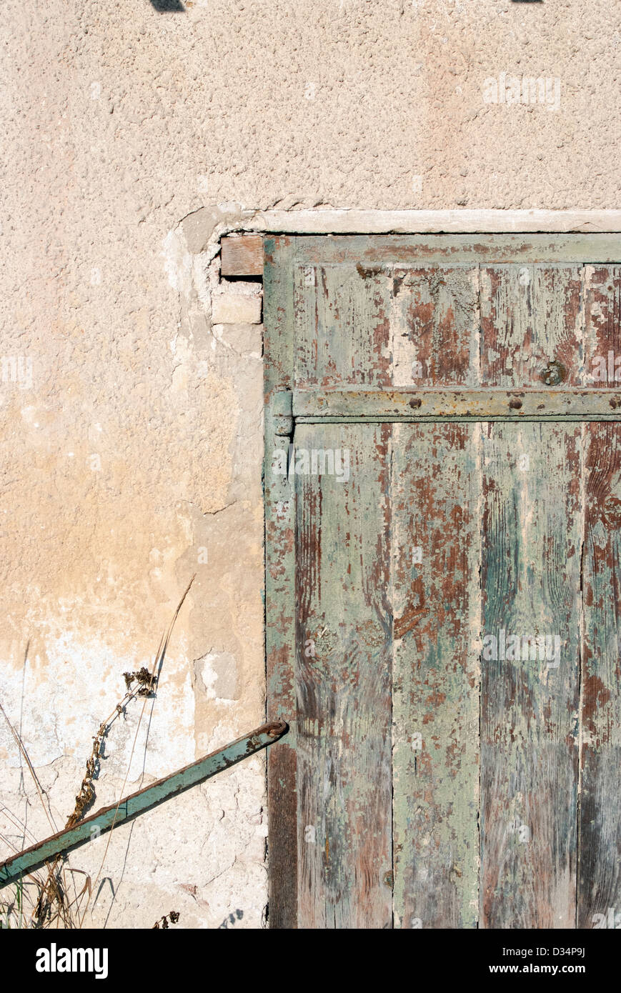 Grünen Holzfenster auf Straße alte Fassade des Hauses Stockfoto