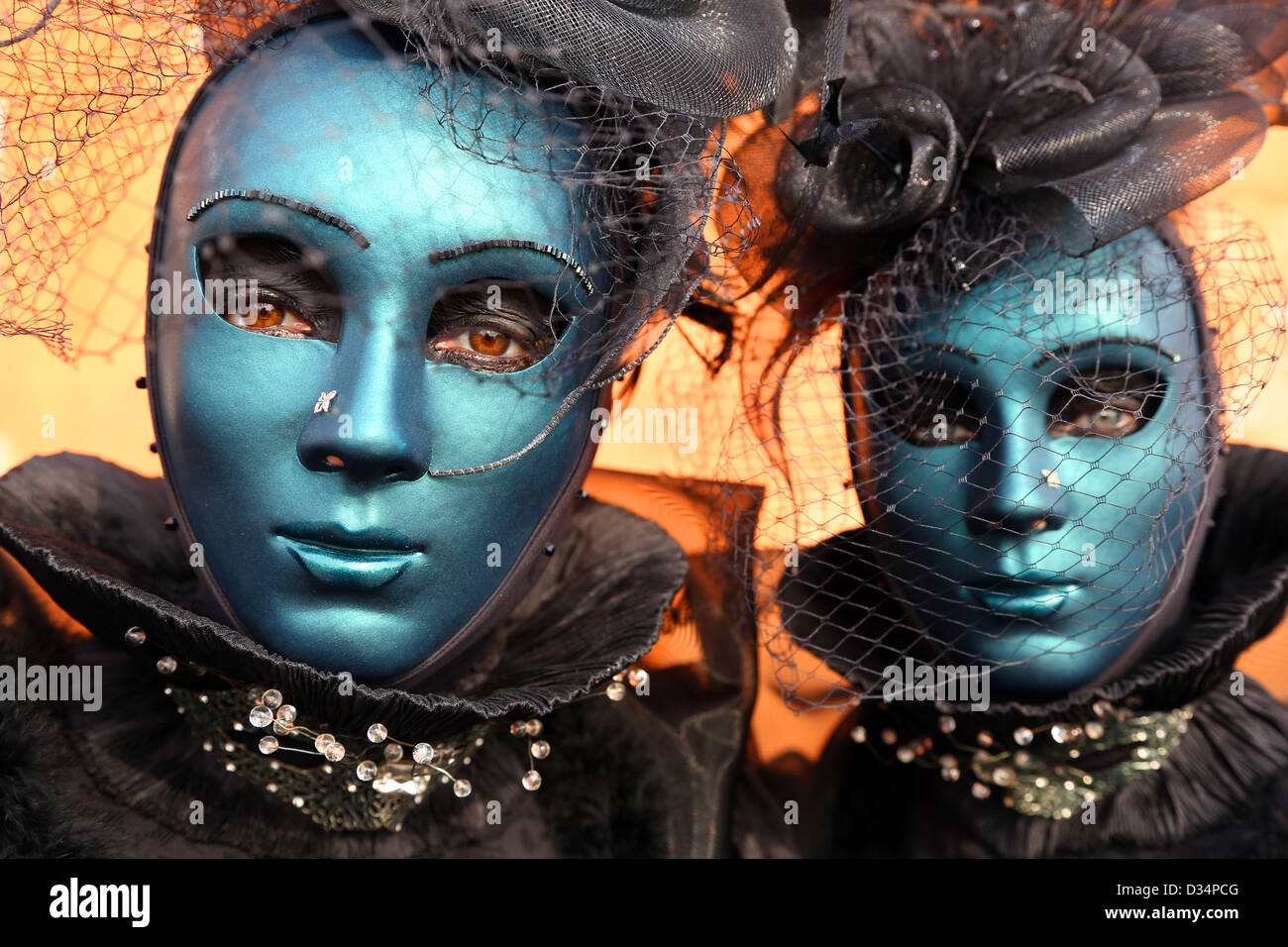 Venedig, Italien. 9. Februar 2013. Das Wochenende war beliebt auf der Venedig Karneval 2013 als Menschenmassen strömten, um die fantastischen Kostüme und Masken in Venedig zu sehen. Bildnachweis: Paul Brown / Alamy Live News Stockfoto