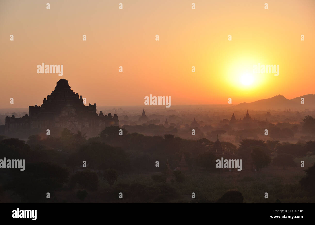 Die Sonne geht über dem Tempel von Bagan in Myanmar Stockfoto