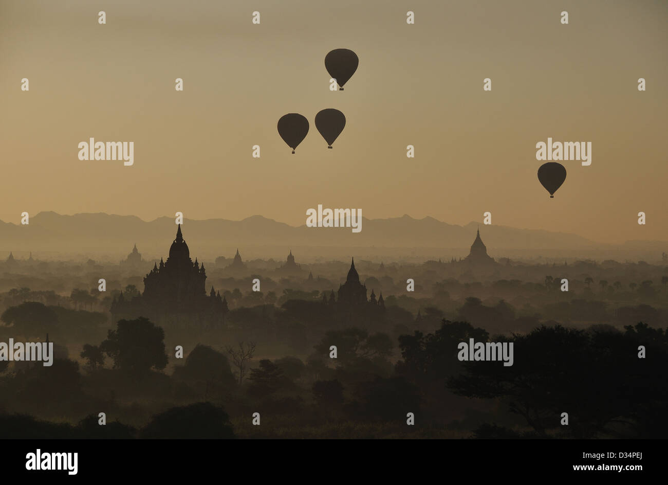Misty Dawn mit Ballons fliegen über die vielen Tempel von Bagan Stockfoto
