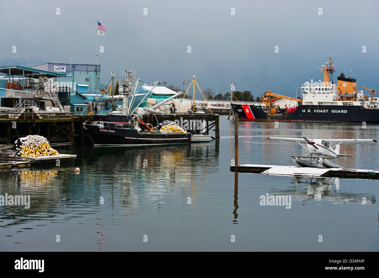 US Coast Guard Cutter Ahorn angedockt im Kanal gegenüber Stadt Seaplane base, Alaska, USA Stockfoto