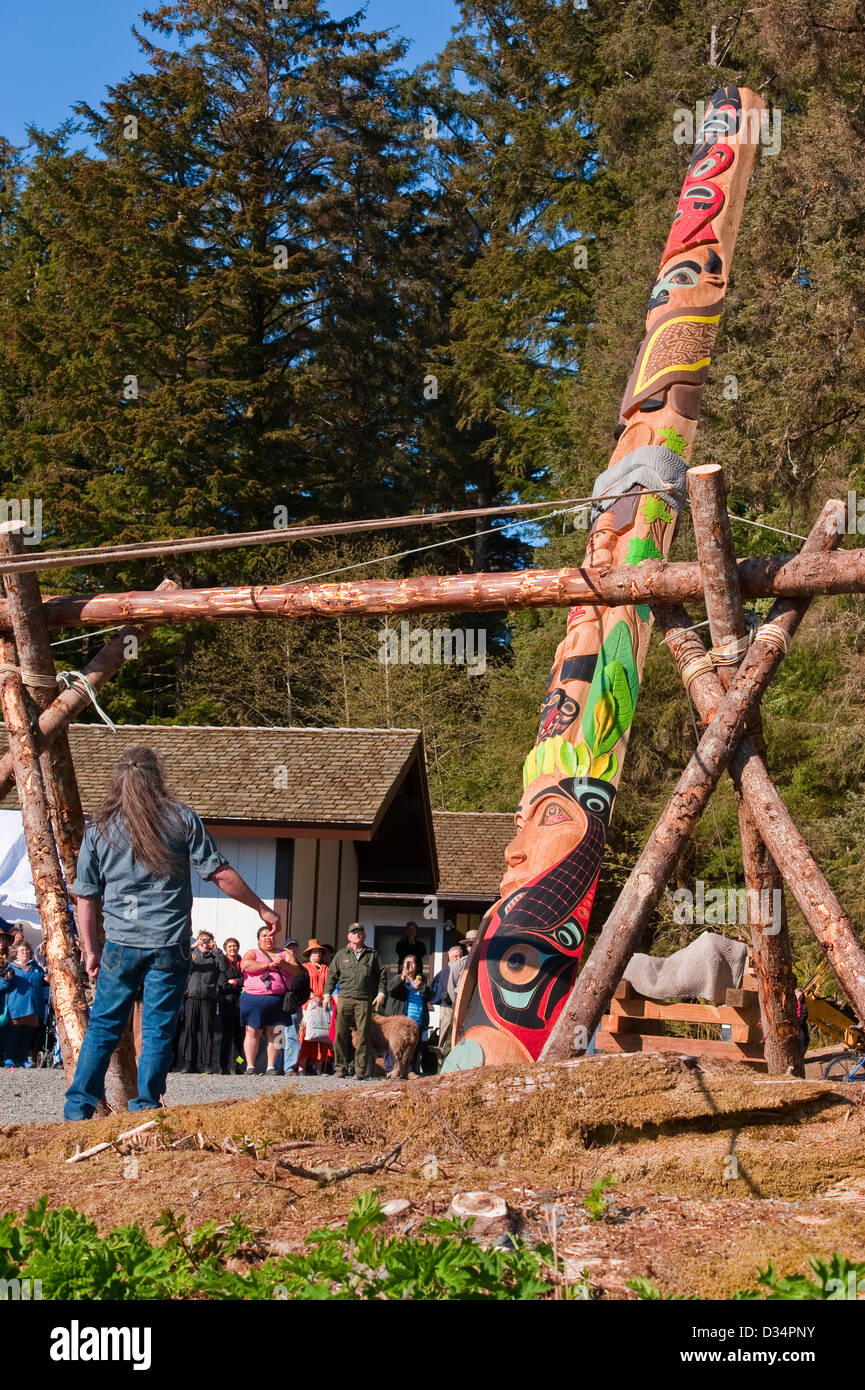 Anhebung der Wooch Jin Dul Shat Kooteeya – der Holding Hände Centennial Totempfahl in Sitka National Historical Park, Alaska, USA. Stockfoto