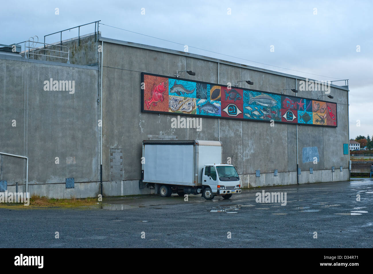 Wandbild auf Seite der Fische Verarbeitung Lager in Sitka, Alaska, USA. Stockfoto