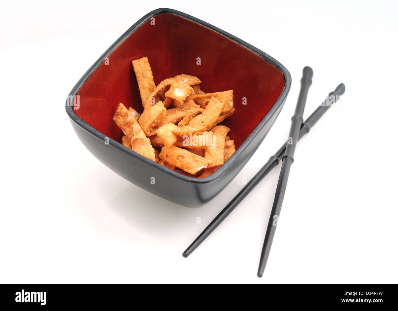 Wan-Tan-Streifen mit Stäbchen für eine Vorspeise serviert Stockfoto