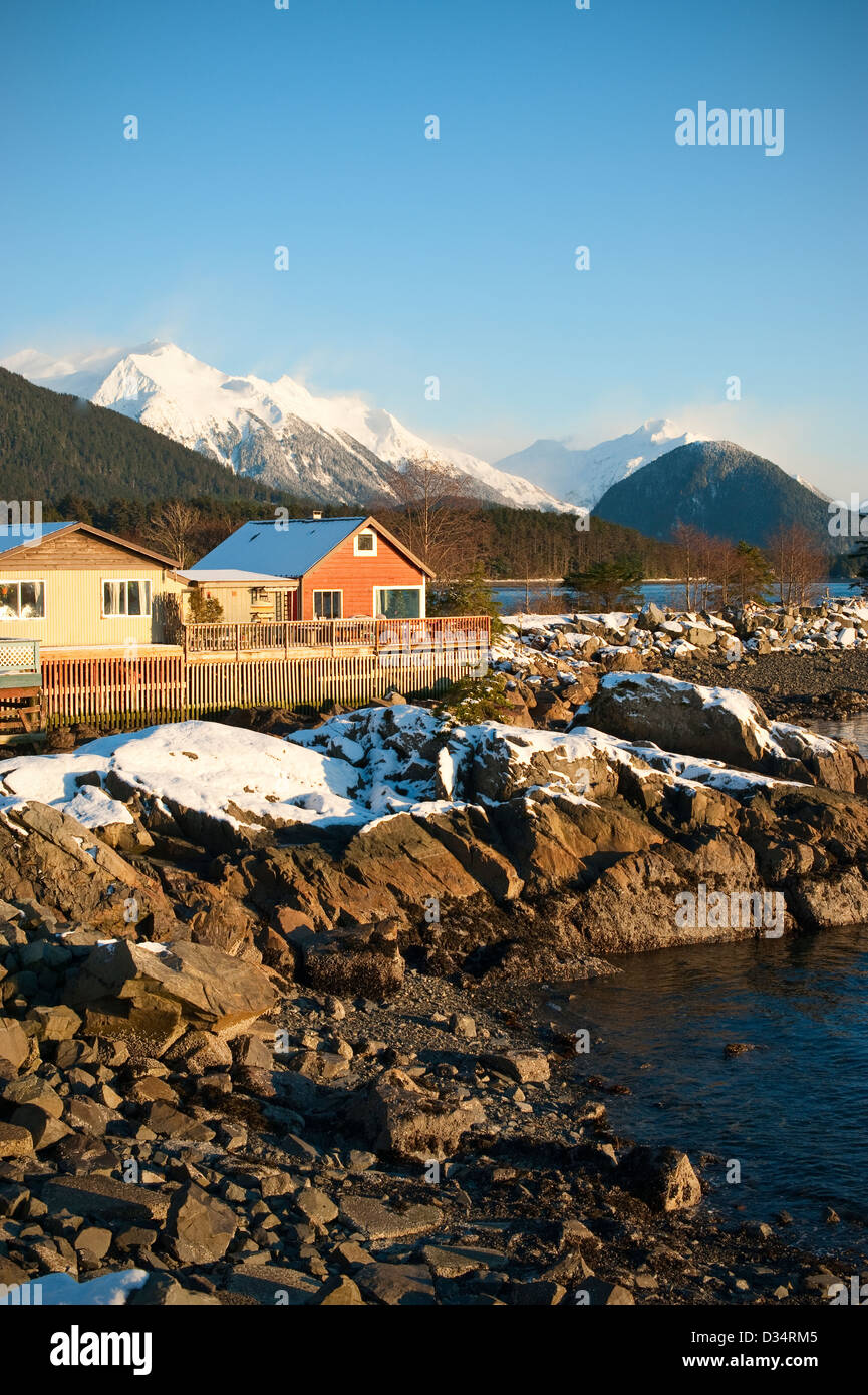 Malerische Aussicht auf die schneebedeckten Berge und die Innenstadt von Sitka, Alaska auf einem klaren, kalten Wintertag. Stockfoto