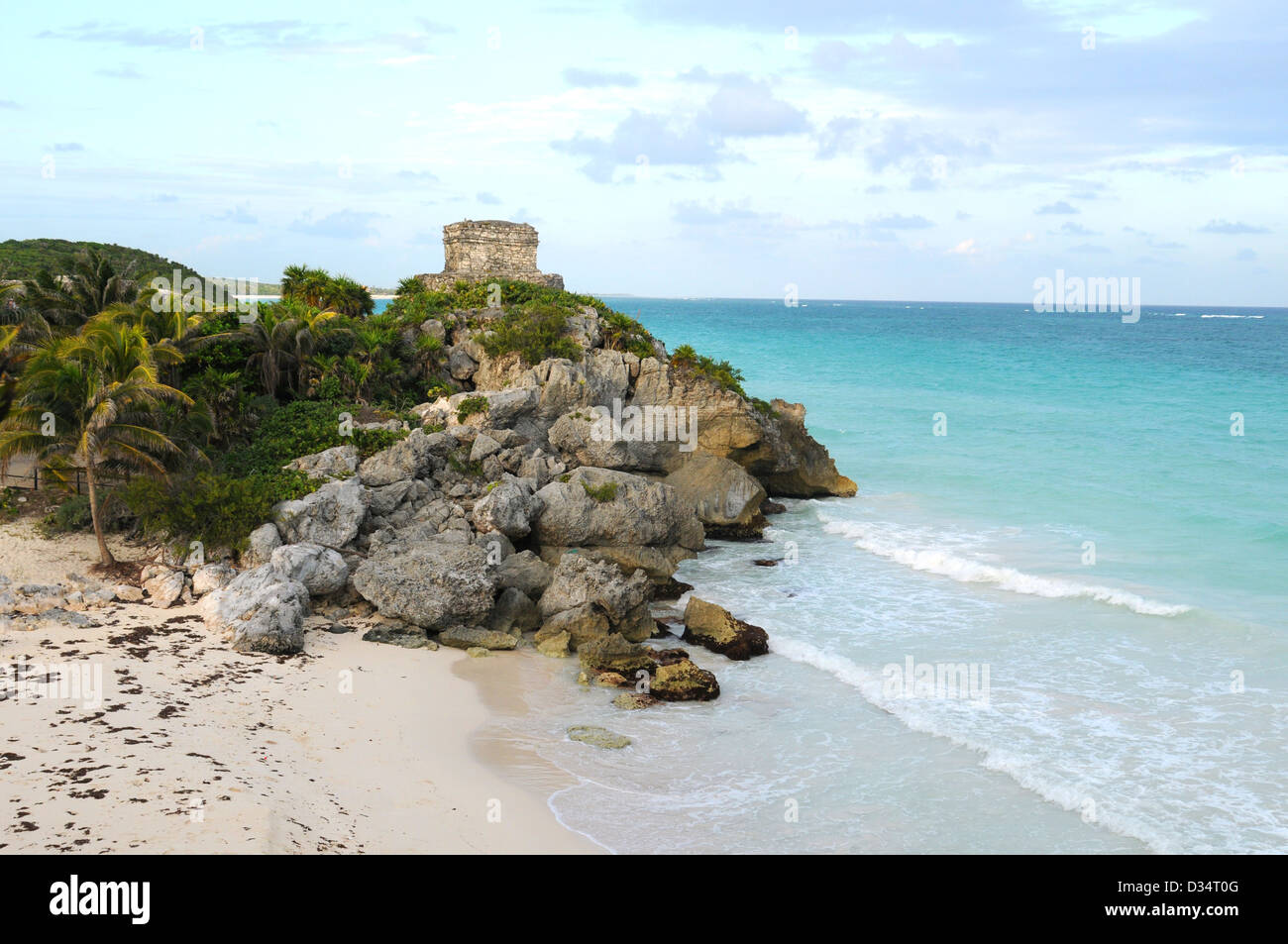 Schöner Strand und Meer mit antiken Maya-Ruine auf einer Klippe Stockfoto