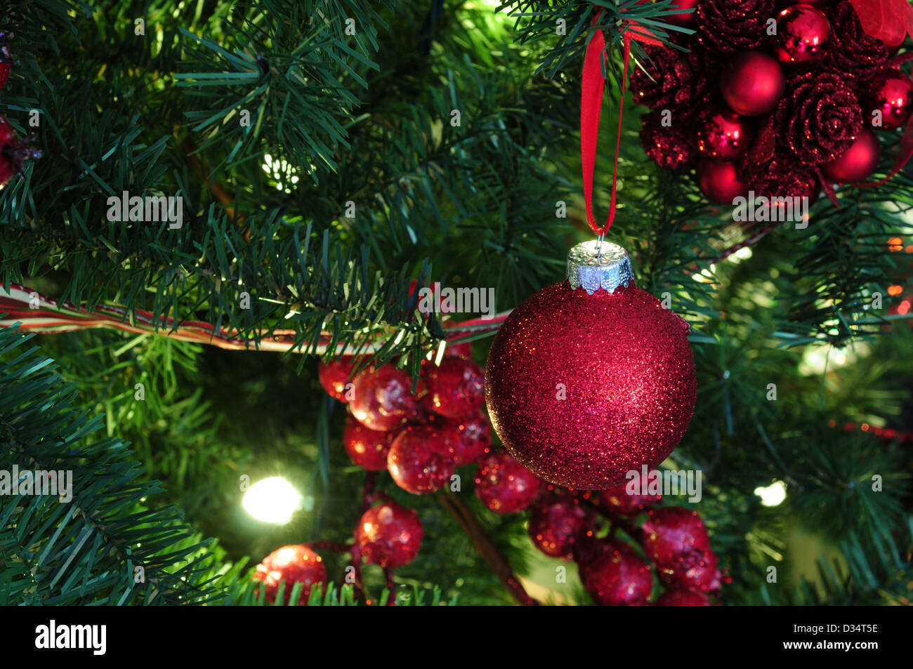 rot glitter Dekoration am Weihnachtsbaum mit Schleife und Beeren Stockfoto