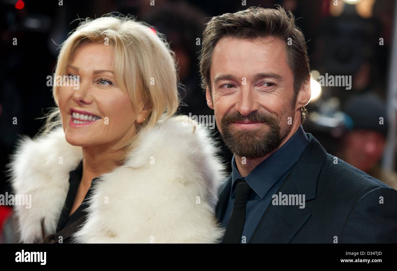 Australische Schauspieler Hugh Jackman und seine Frau Deborra-Lee Furness kommen für die Premiere des Films "Les Miserables" während der 63. jährlichen internationalen Filmfestspiele Berlin, in Berlin, Deutschland, 9. Februar 2013. Der Film wird in Sektion Berlinale Special präsentiert. Foto: Sven Hoppe dpa Stockfoto