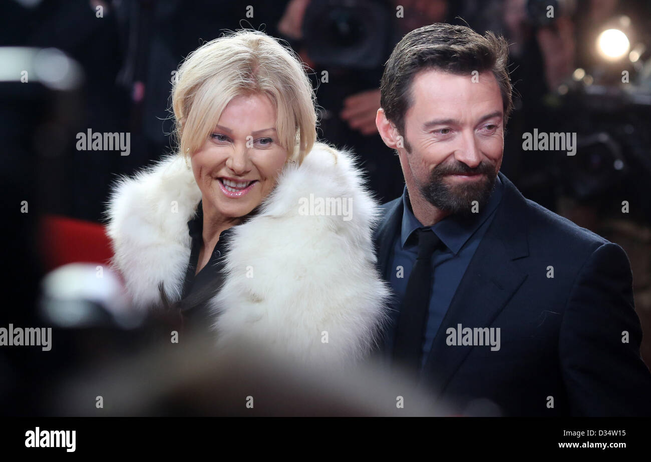 Australische Schauspieler Hugh Jackman und seine Frau Deborra-Lee Furness kommen für die Premiere des Films "Les Miserables" während der 63. jährlichen internationalen Filmfestspiele Berlin, in Berlin, Deutschland, 9. Februar 2013. Der Film wird in Sektion Berlinale Special präsentiert. Foto: Kay Nietfeld dpa Stockfoto