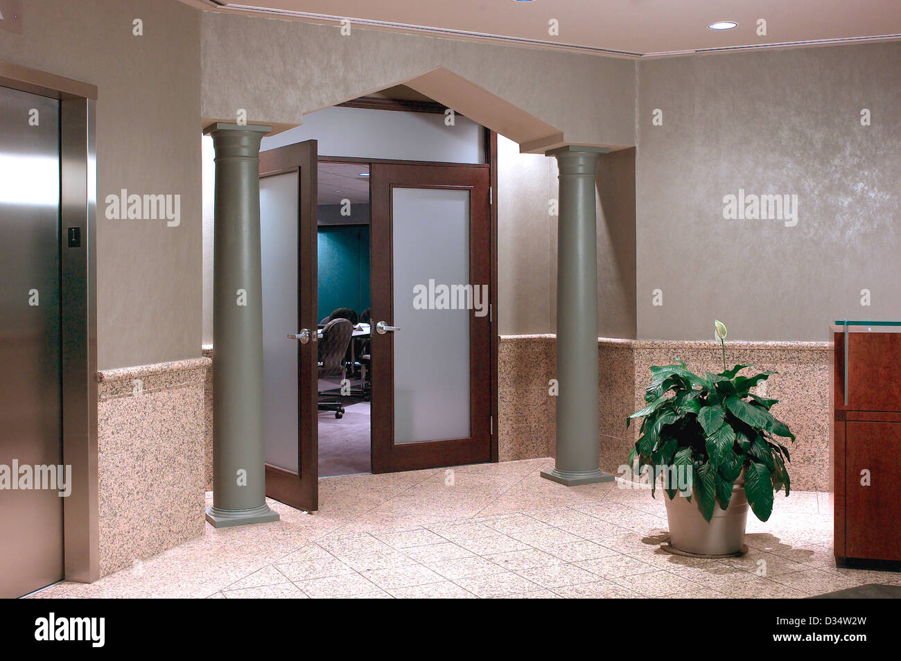 Büro-Lobby mit Tür zum Konferenzraum, Philadelphia, USA Stockfoto