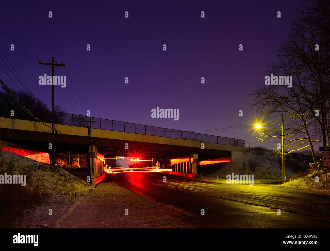 Straße & Autobahn Überführung, bei Morgendämmerung Sterne am Himmel Stockfoto