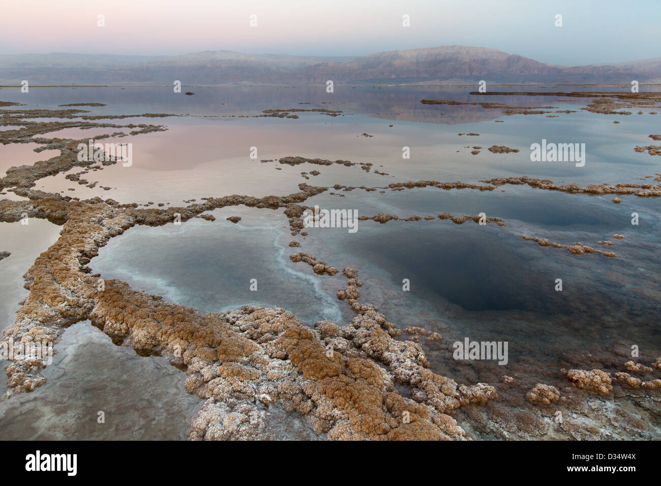 Blick auf die Küste des Toten Meeres bei Sonnenuntergang Stockfoto