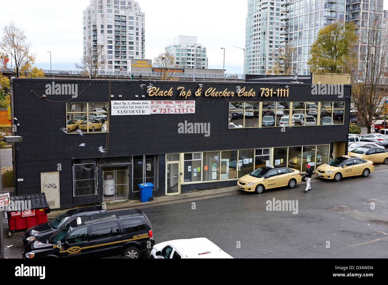 Schwarzes Top und Checker cabs Büro Vancouver BC Kanada Stockfoto