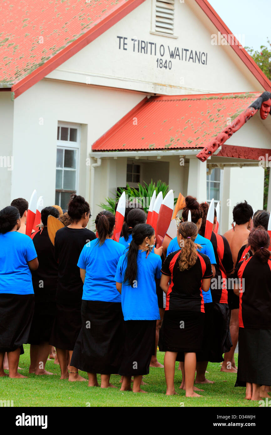 Maori Mitglieder der Waka-Crew stand außen Te Tii Marae in Waitangi in Führung Waitangi Day feiern Stockfoto