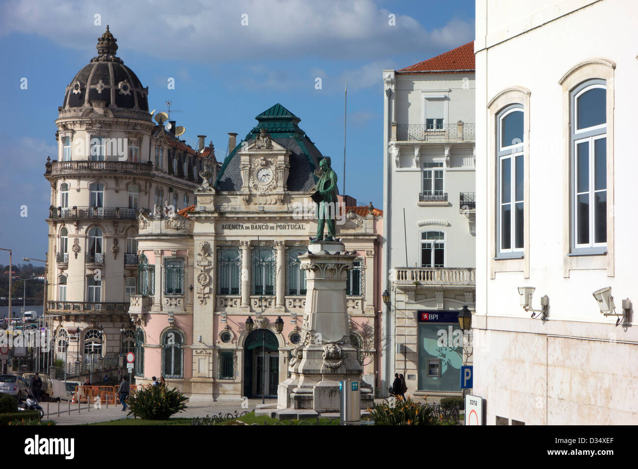 Banco de Portugal und dem Hotel Astoria am Largo da Portagem Square im Zentrum von Coimbra, Portugal Stockfoto