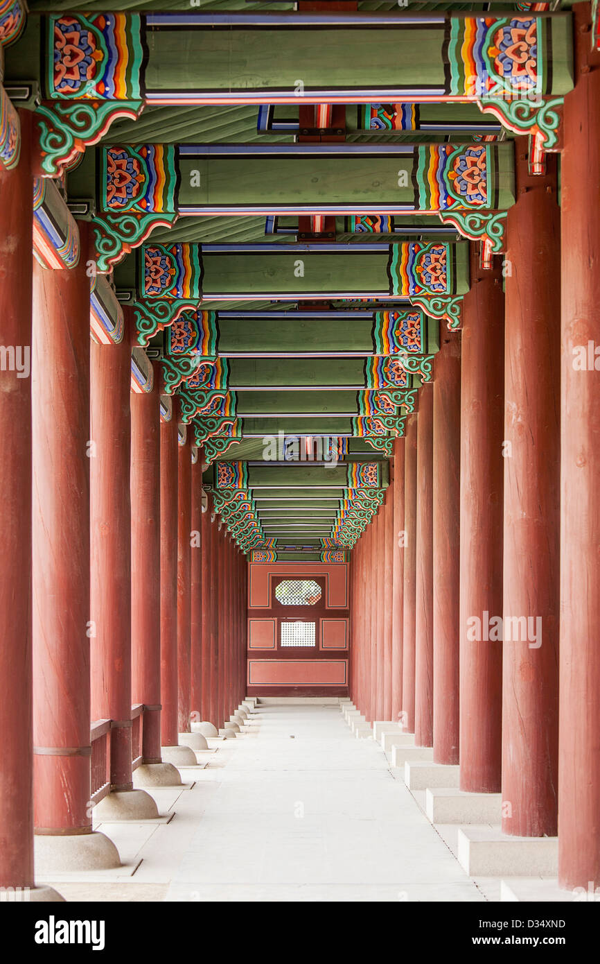 Kolonnade im königlichen Palast Gyeongbok Stockfoto