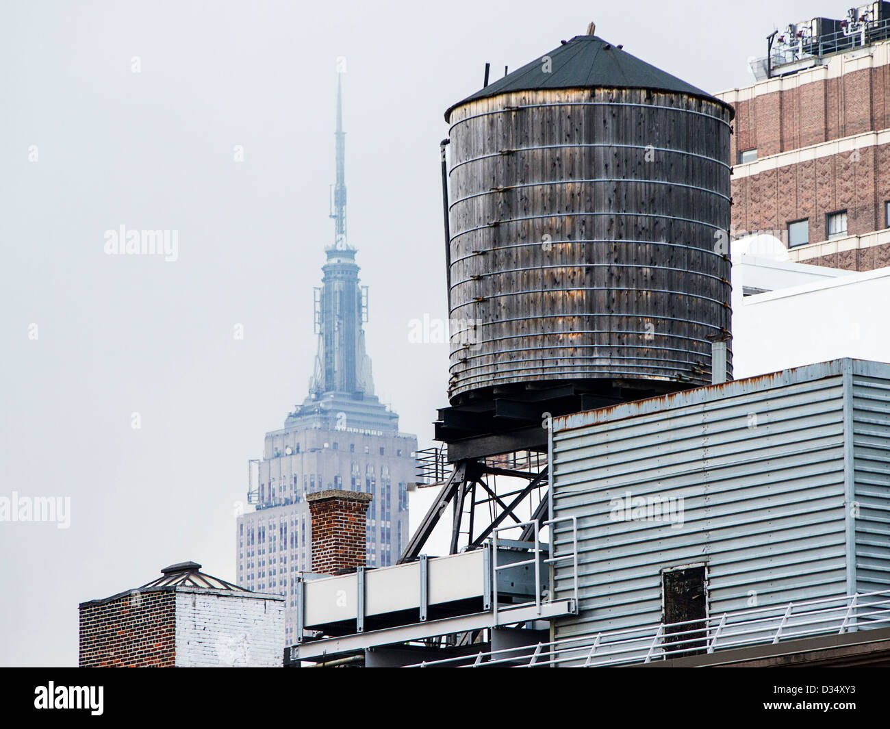 Wasserturm mit Empire State Building Stockfoto