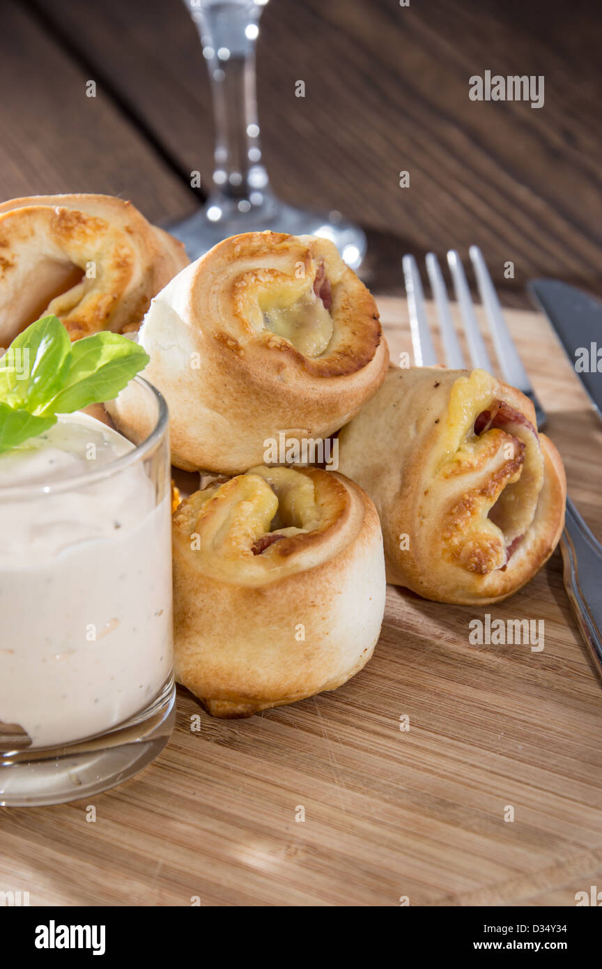 Pizzabrot mit Tomatensauce, Käse und Salami gefüllt Stockfotografie - Alamy