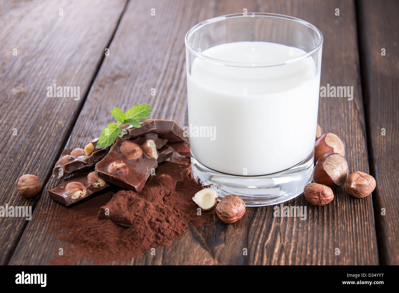 Stücke von dunkler Schokolade Haselnuss Stockfoto