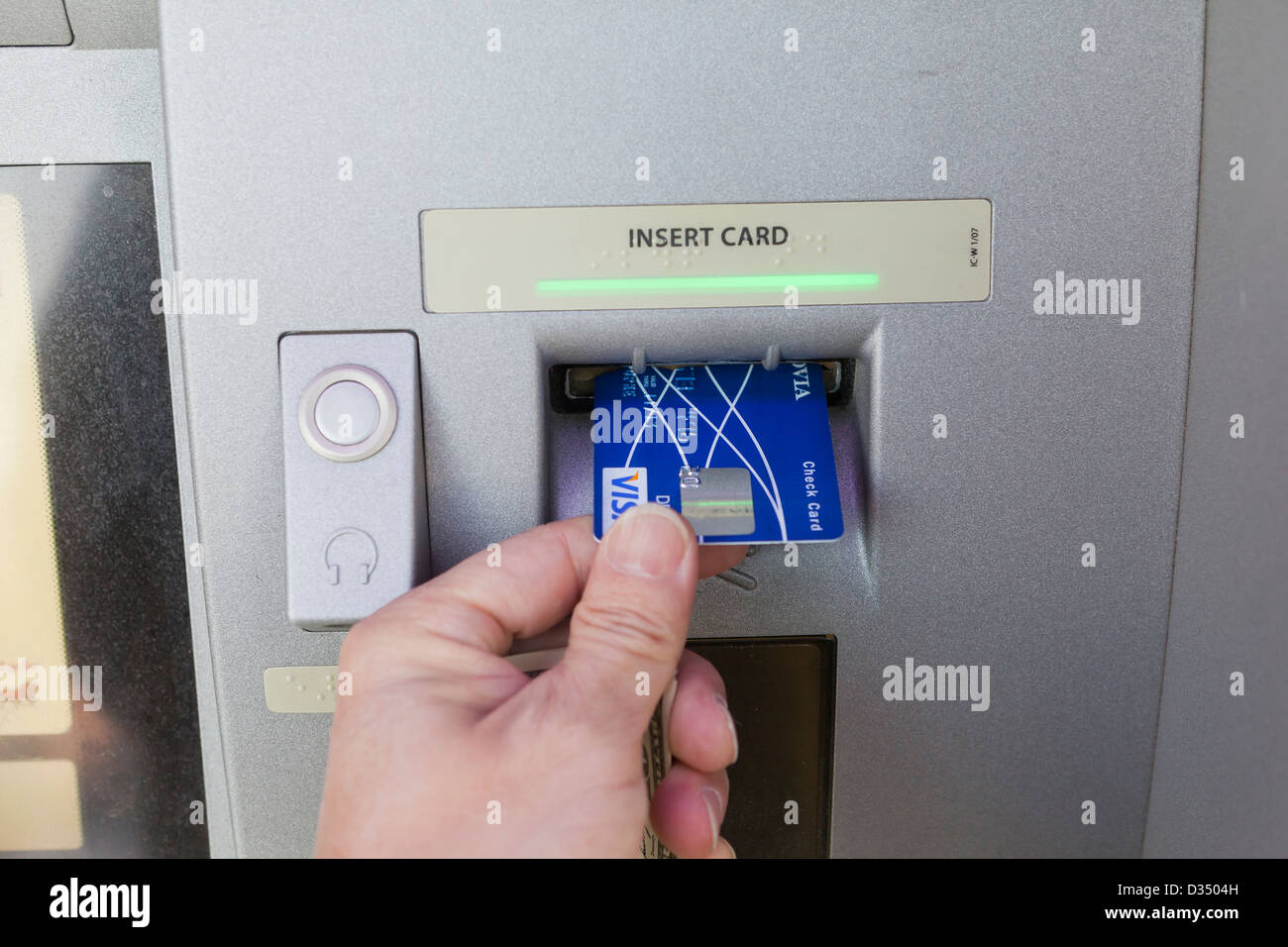 Mann einfügen Debitkarte in Geldautomaten Stockfoto