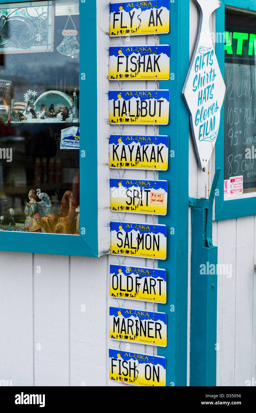 Humorvolle Nummernschild gegenüberstehenden Souvenirläden, Geschäfte und Restaurants entlang der Homer Spit, Homer, Alaska, USA Stockfoto