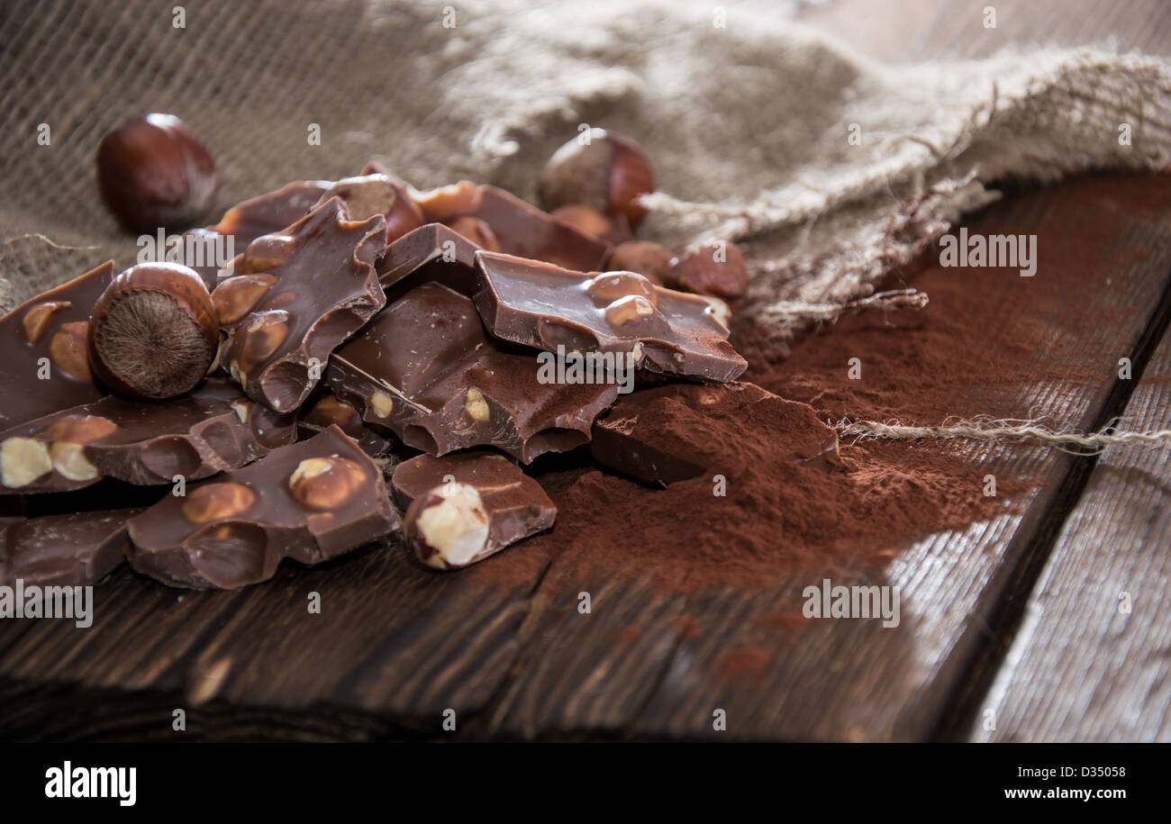 Stücke von dunkler Schokolade Haselnuss Stockfoto