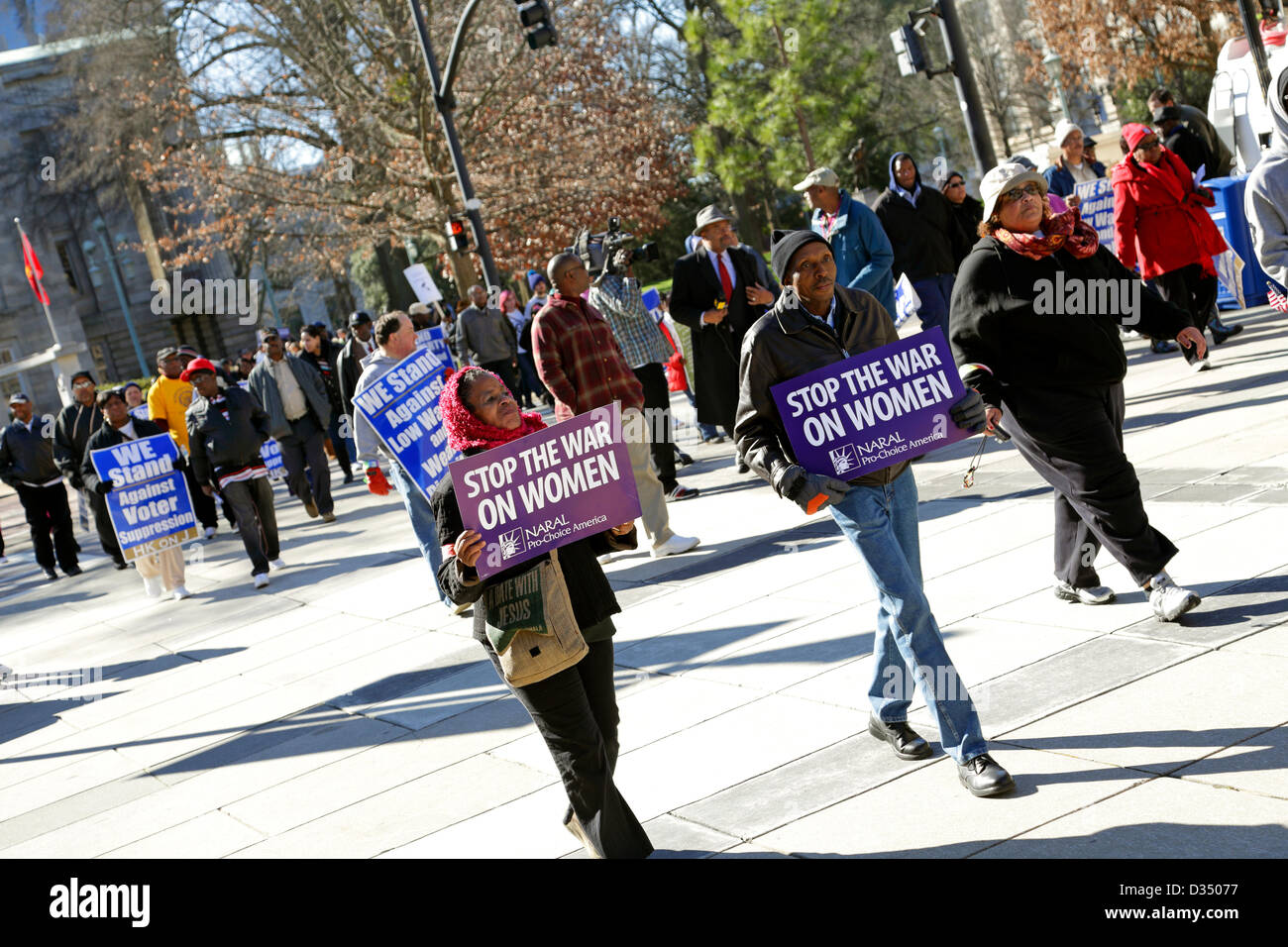 Raleigh, North Carolina, USA, 9. Februar 2013: Siebte "historische Tausende an der Jones Street" (HKonJ7) Demonstration. Pro-Wahl Demonstranten im Vordergrund mit "stoppt den Krieg auf Frauen" Zeichen. Stockfoto