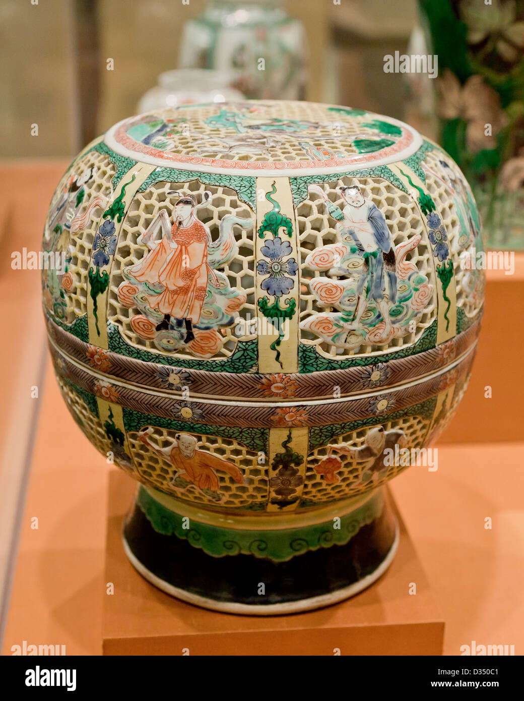 Retikuliert Porzellan Behälter, Famille Jaune Emails auf Biskuit-Porzellan - China, Kangxi Herrschaft, 1662 Stockfoto