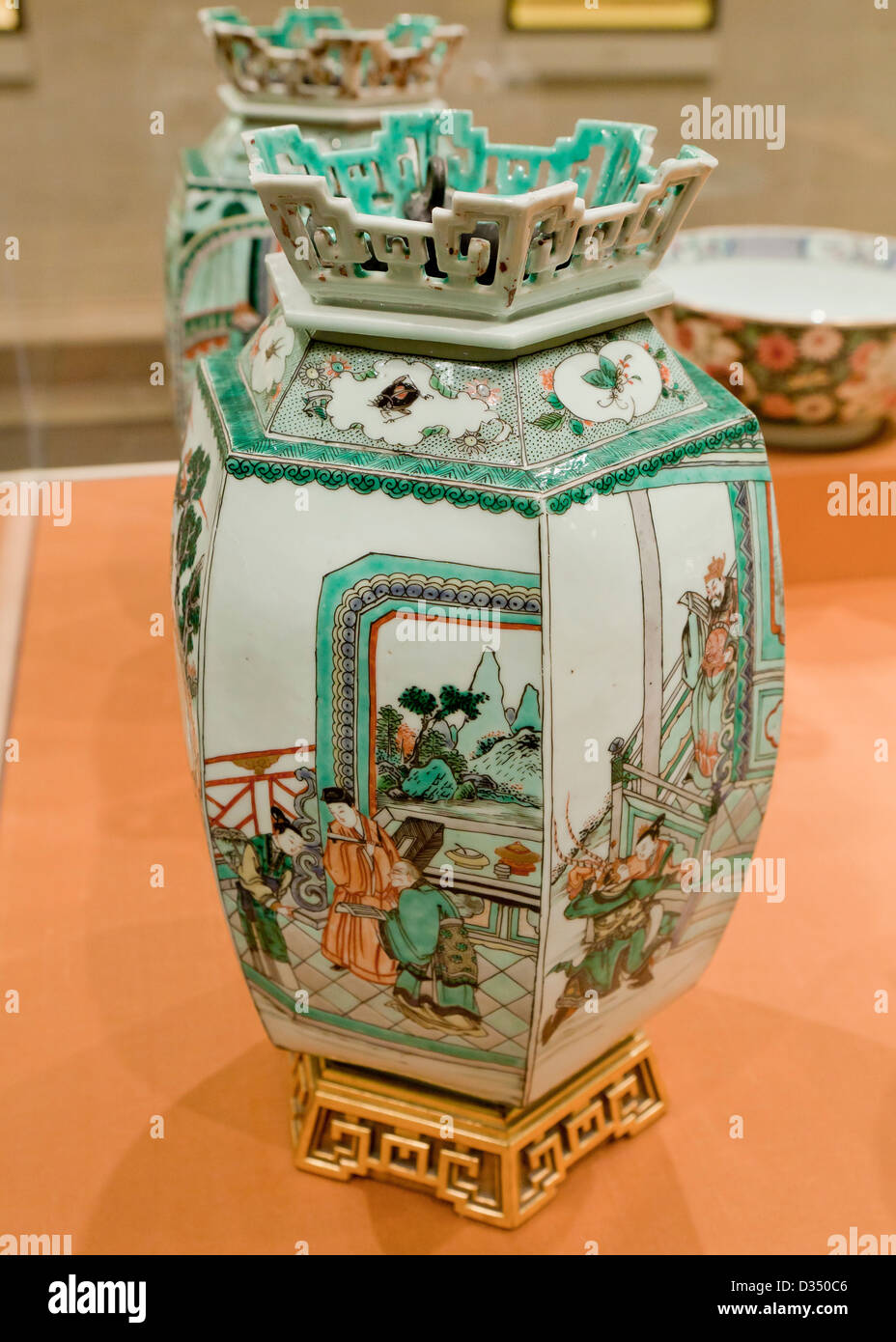 Antikes chinesisches Porzellan sechseckige Laterne - Overglaze Famille Verte Emails auf Porzellan - Kangxi Herrschaft, 1662 Stockfoto