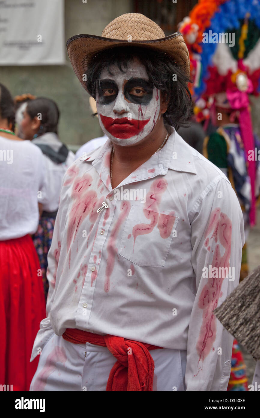 Tag der Toten Festival Teilnehmer in Fake-blutbeschmierten Kostüm in Oaxaca, Mexiko. Stockfoto