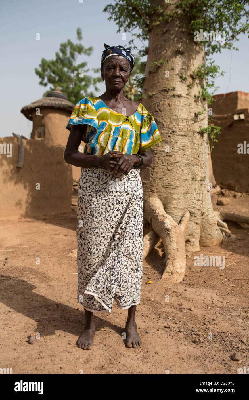 REO, Burkina Faso, Mai 2012: Marie Kanyala, 79, in ihrer Verbindung mit ihrem Boabab Baum. Stockfoto
