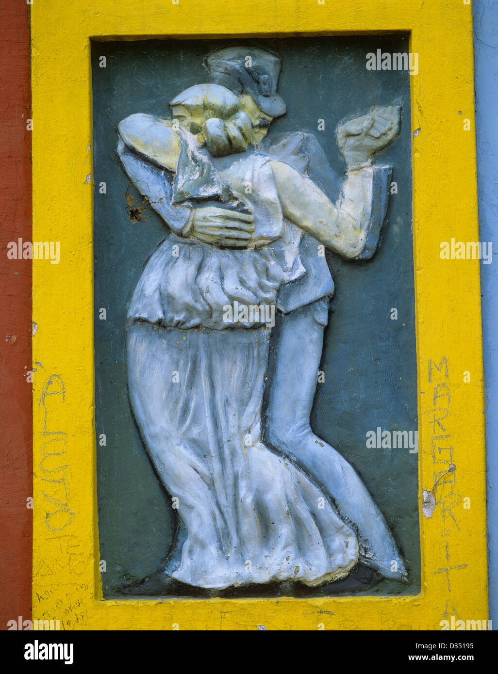 Argentinien, Buenos Aires, La Boca, "Guardia Vieja Tango" sculptured Wandbild am "La Caminita" Stockfoto