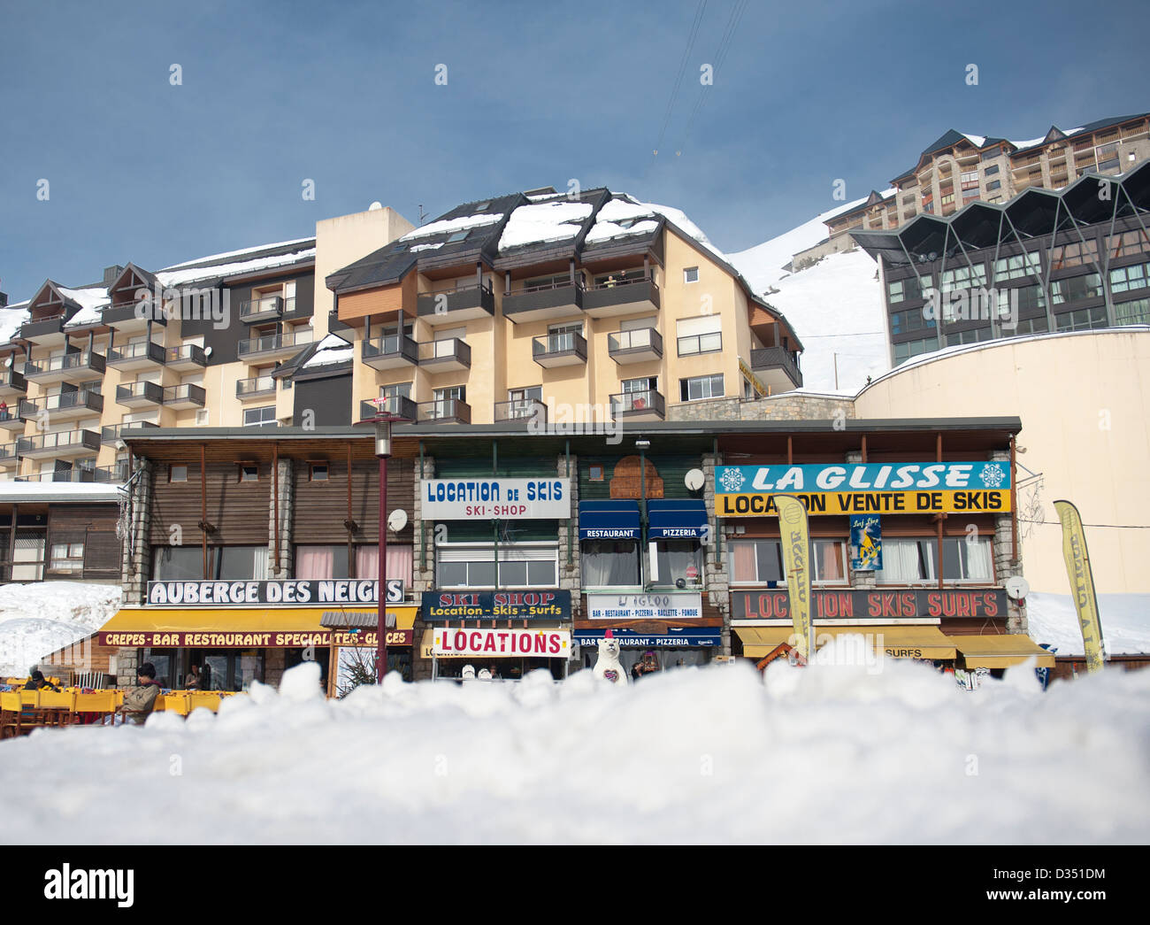 Cafés im Zentrum Dorfes von der Ski-Resort La Mongie von Le Grand Tourmalet in den französischen Pyrenäen Stockfoto