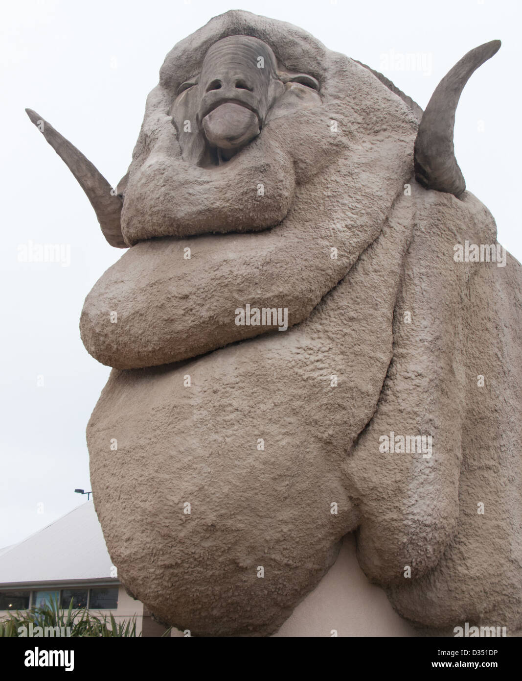 Die big Merino in Goulburn, New South Wales, Australien. Dies ist eine 15 M Betonkonstruktion riesige Nachbildung einer Merino RAM. Stockfoto